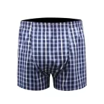Rückansicht: Blaue karierte Boxershorts