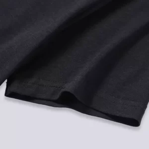 Nahaufname: Naht eines Bambus T-Shirts in Schwarz