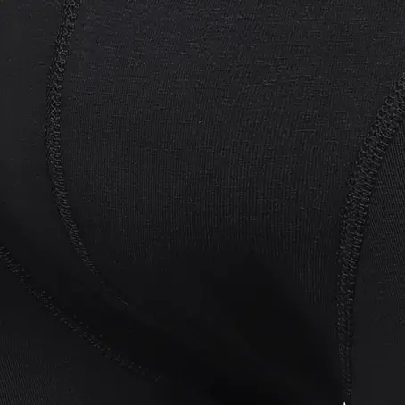 Nahaufnahme: Nähte einer schwarzen Baumwoll-Unterhose