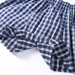 Beinöffnung einer blauen karierten Boxershorts
