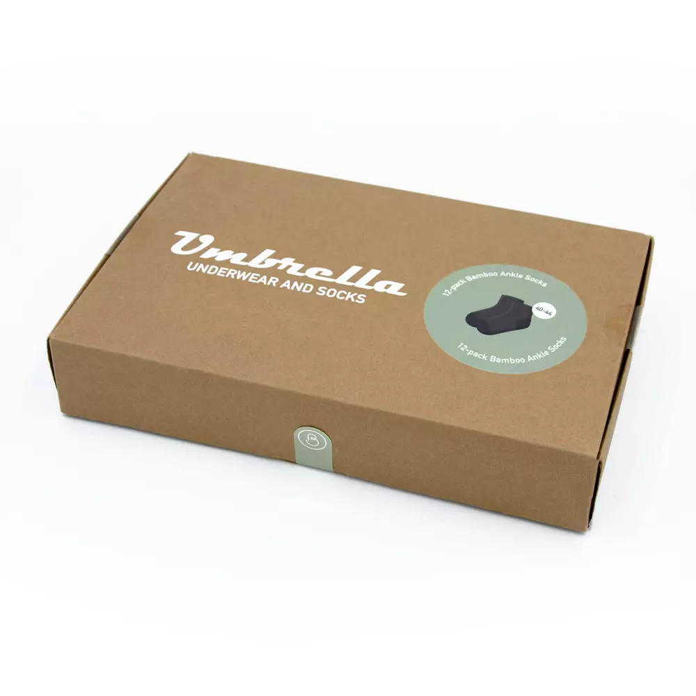 Geschlossene Verpackung mit 12 schwarzen Bambus Socken