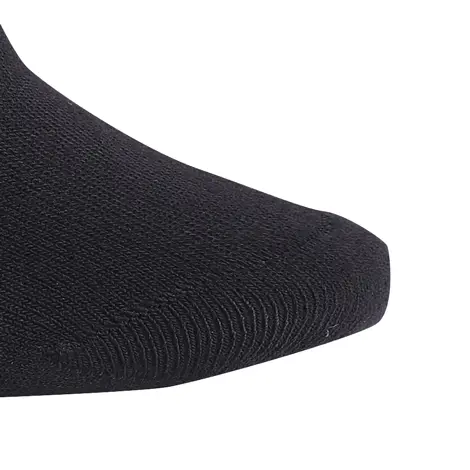 Nahaufname: Naht im Zehenbereich von schwarzen Bambus Socken