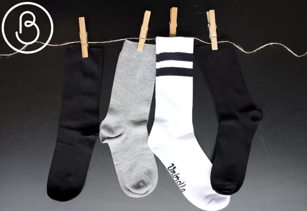 4 Socken trocknen auf einer Wäscheleine