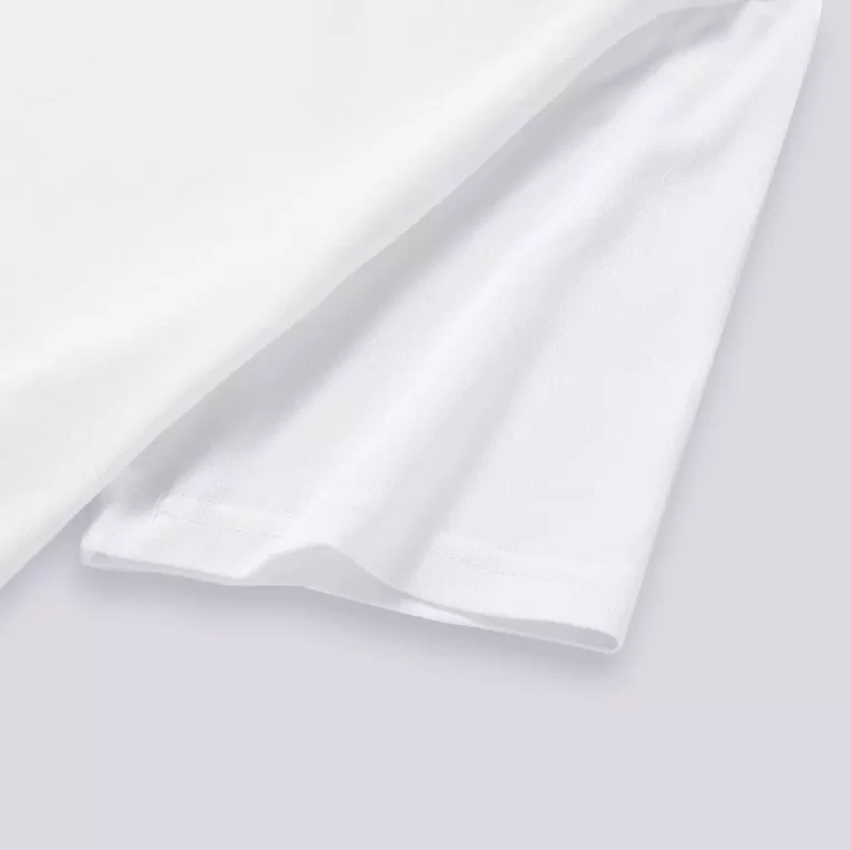 Ärmel eines weißen T-Shirts aus Bambus