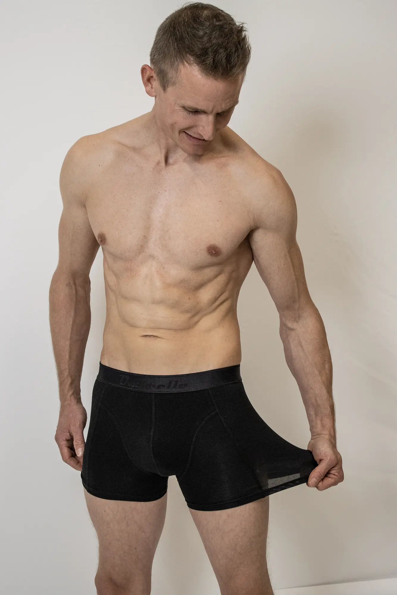 Mann trägt schwarze Trunks