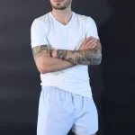 Mann trägt weißes T-Shirt und hell-blaue Boxershorts