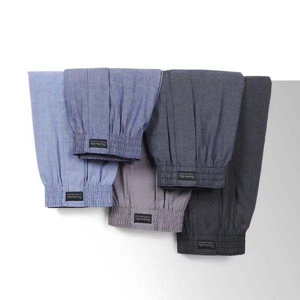 5 einfarbige Boxershorts hängen über einer Wand