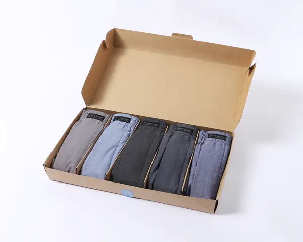 Box mit 5 Boxershorts in verschiedenen Farben aberr ohne Muster oder Streifen