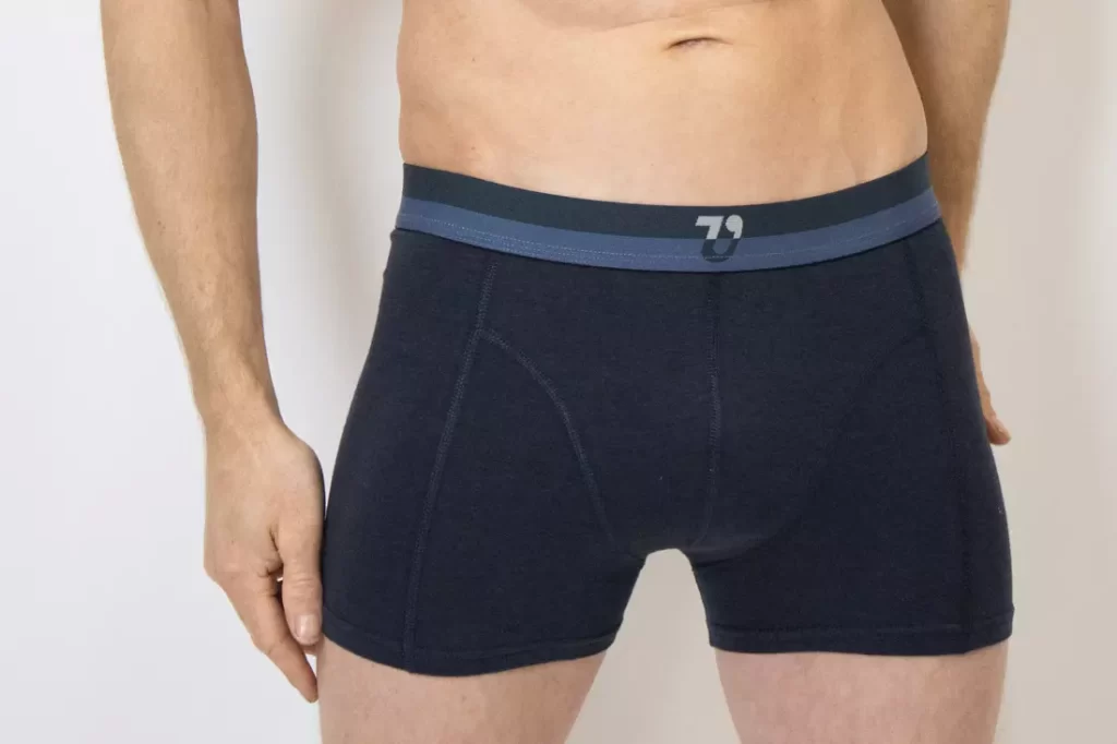Mann in blauer Bambus Unterhose