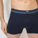 Mann in blauer Bambus Unterhose