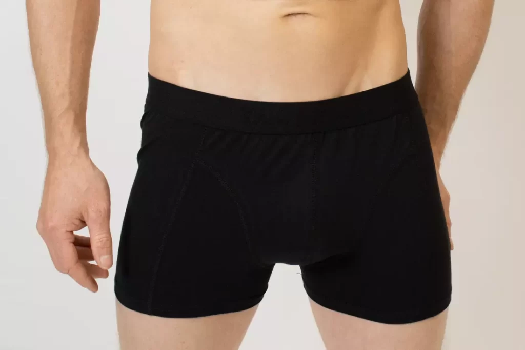Stehender Mann in schwarzer Bambus Trunks