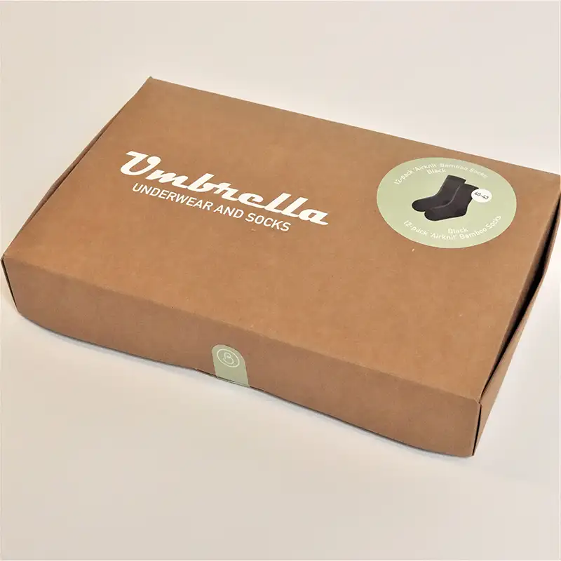 12er Pack schwarze Bambus Socken in brauner Verpackung