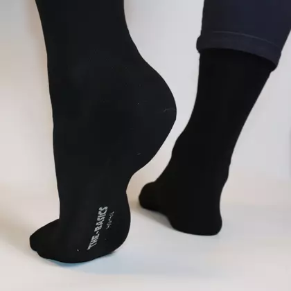 Person trägt schwarze Socken