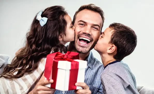 Vater bekommt Geschenk von zwei Kindern