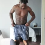 Mann in karierten Boxershorts