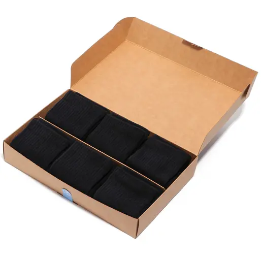 Schwarze Tennissocken im Karton